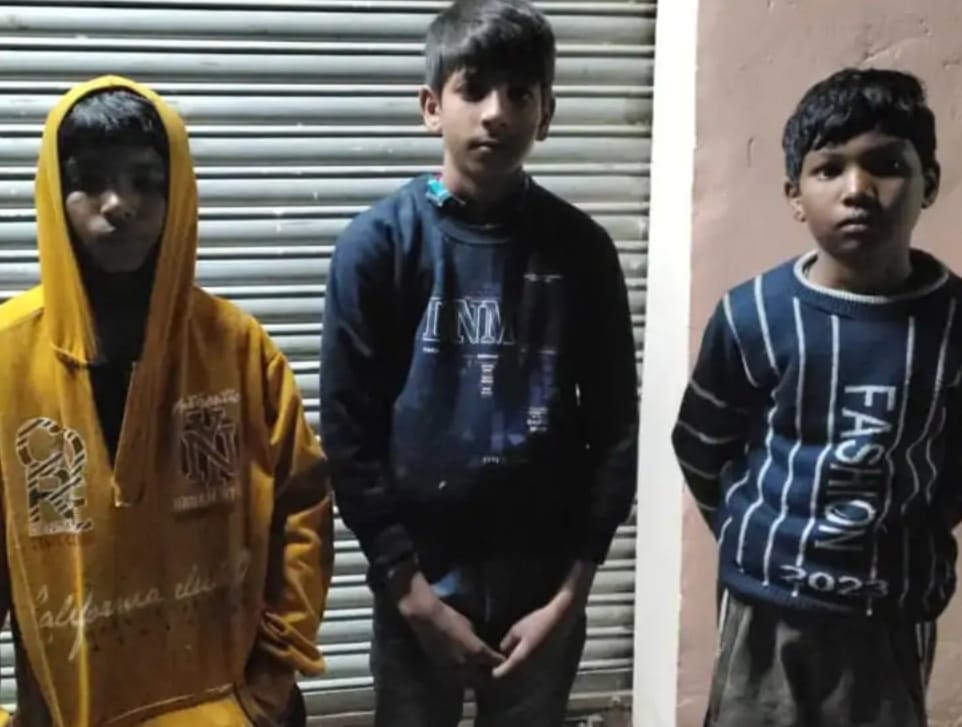 तीनों बच्चों का हथियारों से लैस नकाबपोश लुटेरों ने किया था अपहरण