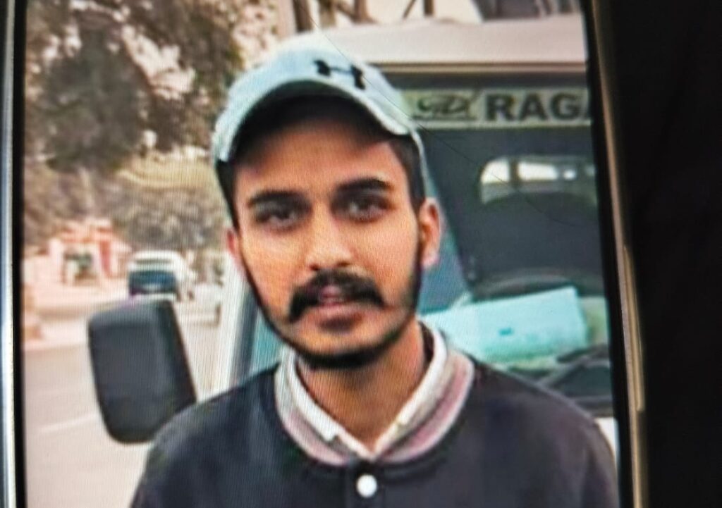 कार ने स्कूटरी को मारी साइड स्कूटरी पिलर से टकराई, 1की मौत