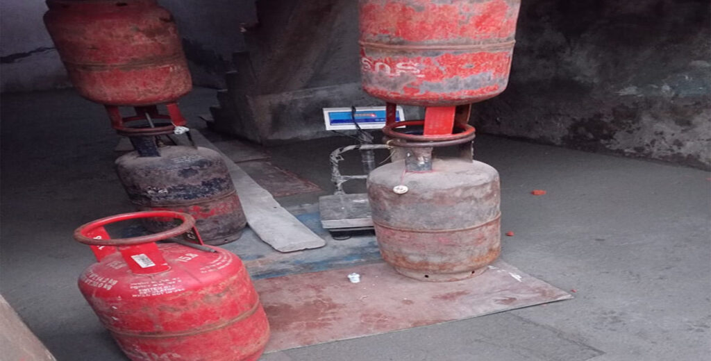 बटाला में घरेलू सिलैंडरों में से 2-2 किलो गैस निकाल रहे थे शिवम इंडेन के गोदाम से, अभी तक मामले को टाला जा रहा है